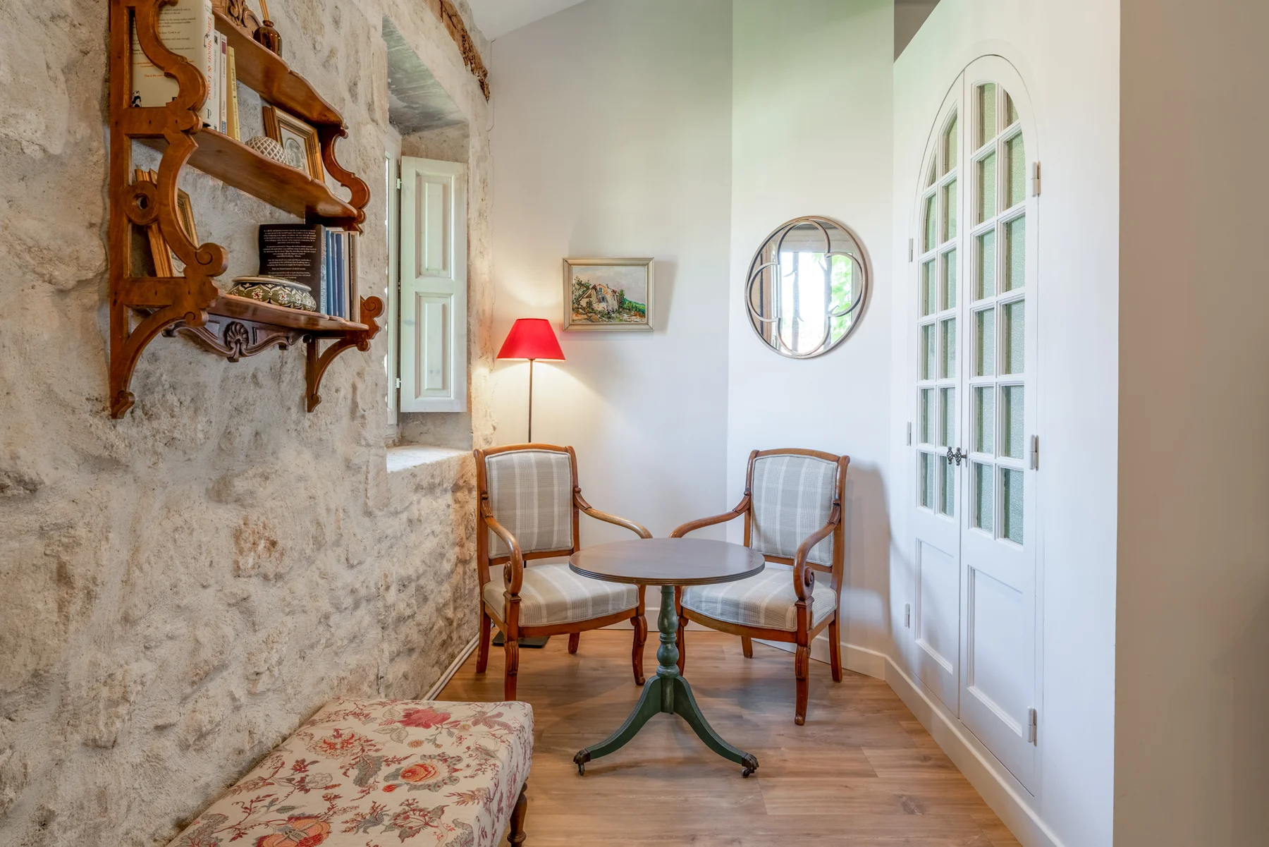 Le coin salon et le mur en pierre