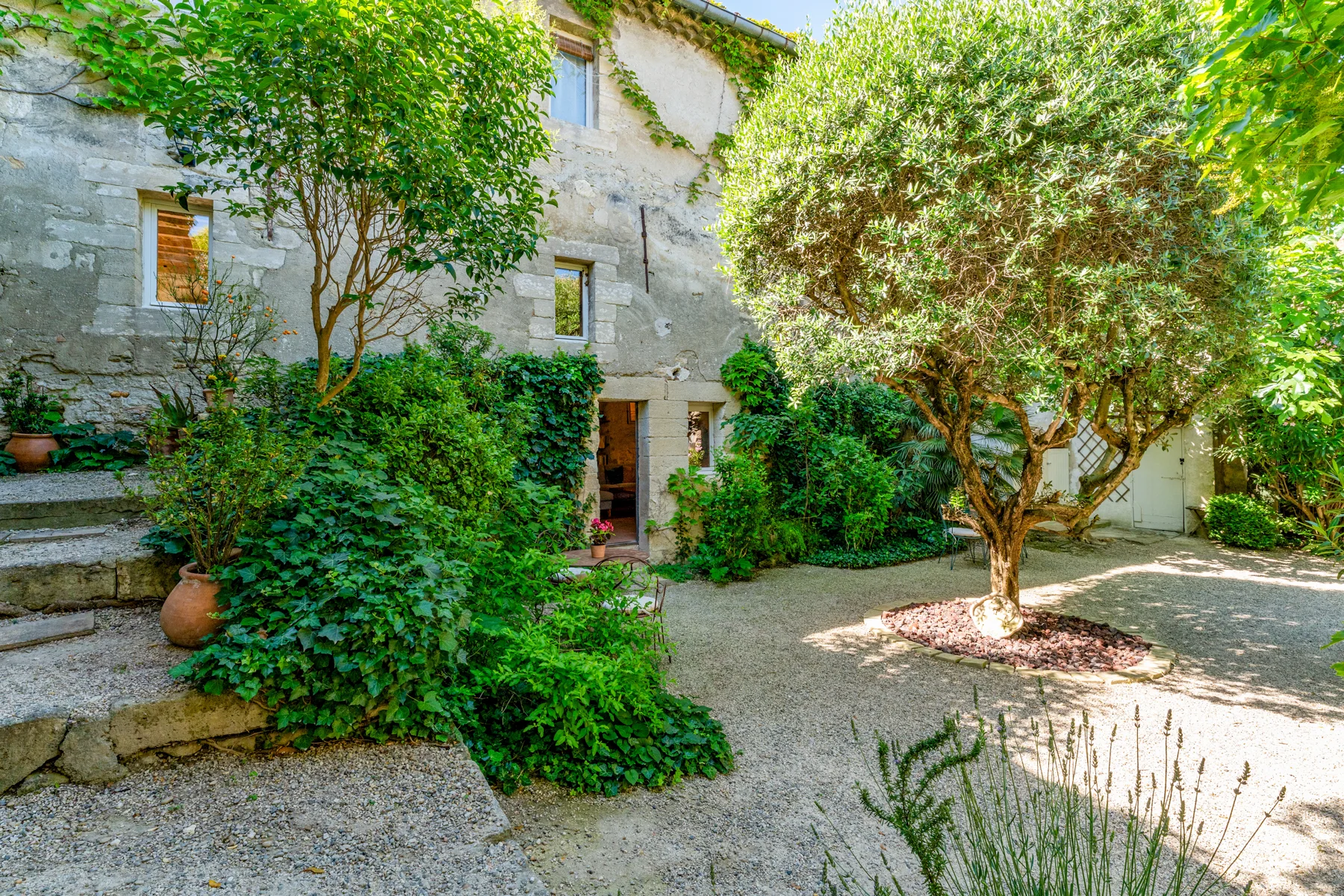 Le jardin du Clos des Chartreux et ses façades en pierre